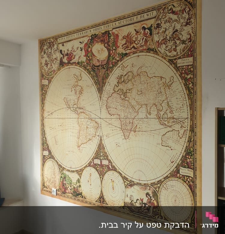 מפת עולם עתיקה עם עיטורים צבעוניים על קיר